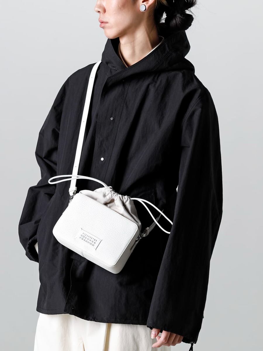 IRENISA - イレニサ 23SS 見出し2  - 撥水加工されたコットンナイロン素材を使用した一重仕立てのフード付きブルゾン IH-23SS-J017-CS-Rain Parka Black - SB1WG0018-5AC Camera Bag Medium 2-001