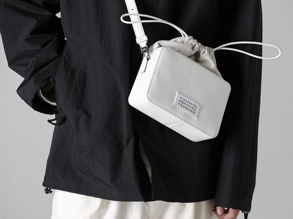 Maison Margiela - メゾン マルジェラ 23SS 見出し2  - SB1WG0018-5AC Camera Bag Medium - IH-23SS-J017-CS-Rain Parka Black 2-003