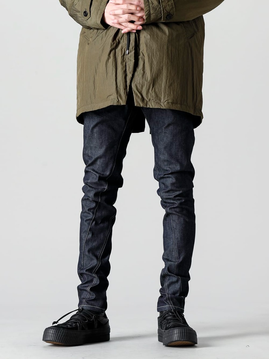 The Viridi-anne - ザ ヴィリジアン 2023SS 画像の詳細(スタイリング全体の詳細) 立体裁断が際立つデニムスリムパンツ RB-435-D.Khaki - アノラック シャツコート ダークカーキ - VI-3575-04-indigo - デニム スリム パンツ　インディゴ - VI-3555-09-Black - スニーカー ブラック 3-001