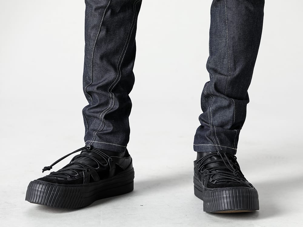 The Viridi-anne - ザ ヴィリジアン 2023SS 立体裁断が際立つデニムスリムパンツ - VI-3575-04-indigo - デニム スリム パンツ　インディゴ - VI-3555-09-Black - スニーカー ブラック  3-004