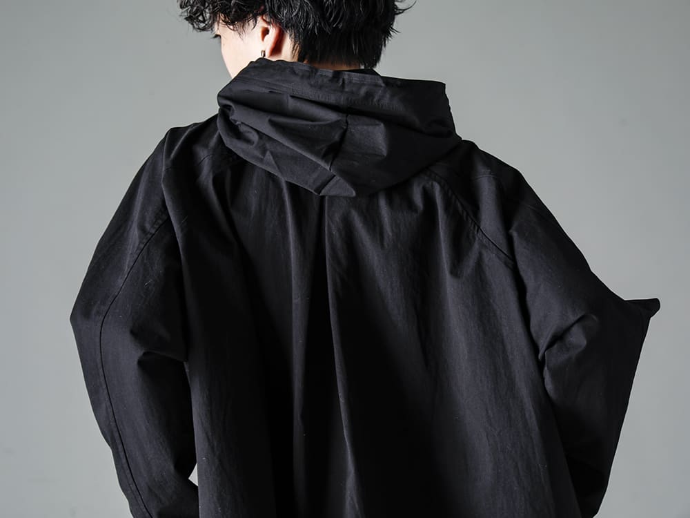 O PROJECT 23SS(Spring-Summer) Pullover jacket with light water repellent functionality for sudden rainy spring weather - Image details (overall styling details) O15JKT2-BLACK Hoodie Pullover Jacket Black Water-Repellent Dens Croc 2-003