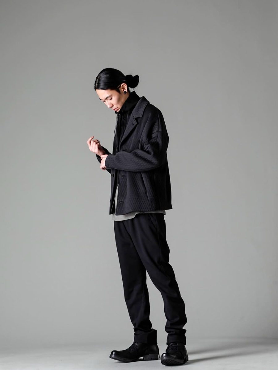 DEVOA(デヴォア) 23SS(春夏) スタイリング レイヤードしても動きやすい初春のレイヤードスタイル - JKK-DKAJ ジャケット キルトコットン / ポリエステル CSC-VPXH ハイネック トラックジャケット ストレッチ ヴィスコース CSC-SSL3-Mud-Gray ロングスリーブ コットンストレッチジャージー マッドグレー PTI-VPES スリムパンツ ストレッチビスコース BOOT4-LEATHER ブーツ4 レザー   1-002