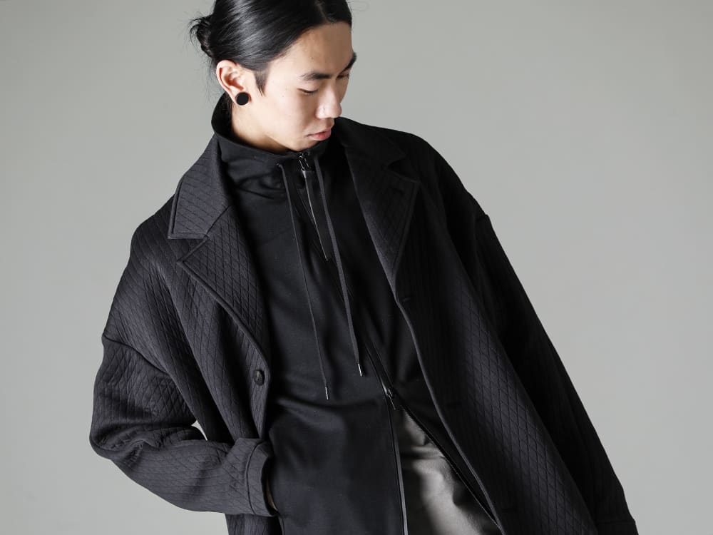 DEVOA(デヴォア) 23SS(春夏) 見た目と着心地に影響する問題点に対して計算された完成度の高さ  - JKK-DKAJ ジャケット キルトコットン / ポリエステル CSC-VPXH ハイネック トラックジャケット ストレッチ ヴィスコース CSC-SSL3-Mud-Gray ロングスリーブ コットンストレッチジャージー マッドグレー 2-002