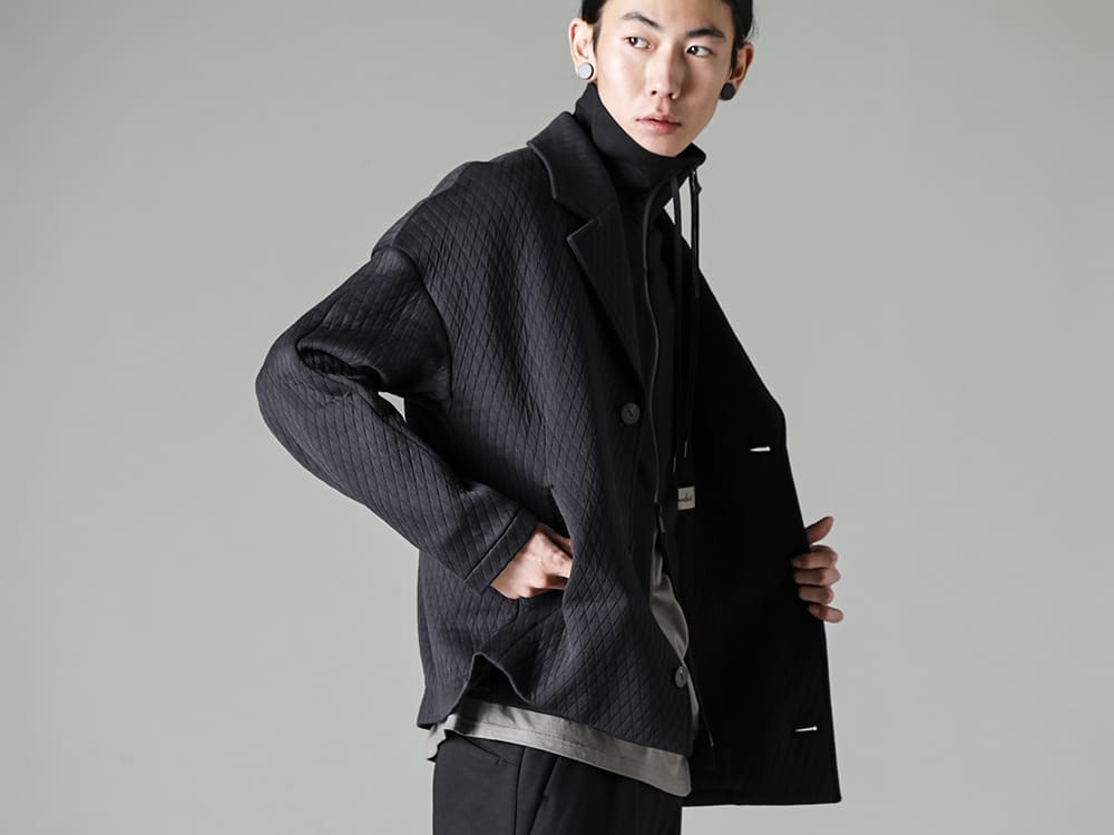 DEVOA(デヴォア) 23SS(春夏) 見た目と着心地に影響する問題点に対して計算された完成度の高さ  - JKK-DKAJ ジャケット キルトコットン / ポリエステル CSC-VPXH ハイネック トラックジャケット ストレッチ ヴィスコース CSC-SSL3-Mud-Gray ロングスリーブ コットンストレッチジャージー マッドグレー 2-003