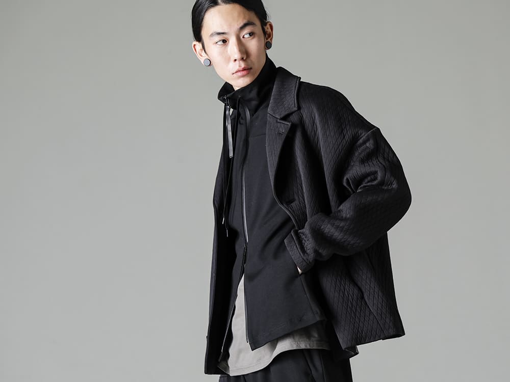 DEVOA(デヴォア) 23SS(春夏) 見た目と着心地に影響する問題点に対して計算された完成度の高さ  - JKK-DKAJ ジャケット キルトコットン / ポリエステル CSC-VPXH ハイネック トラックジャケット ストレッチ ヴィスコース CSC-SSL3-Mud-Gray ロングスリーブ コットンストレッチジャージー マッドグレー 2-005