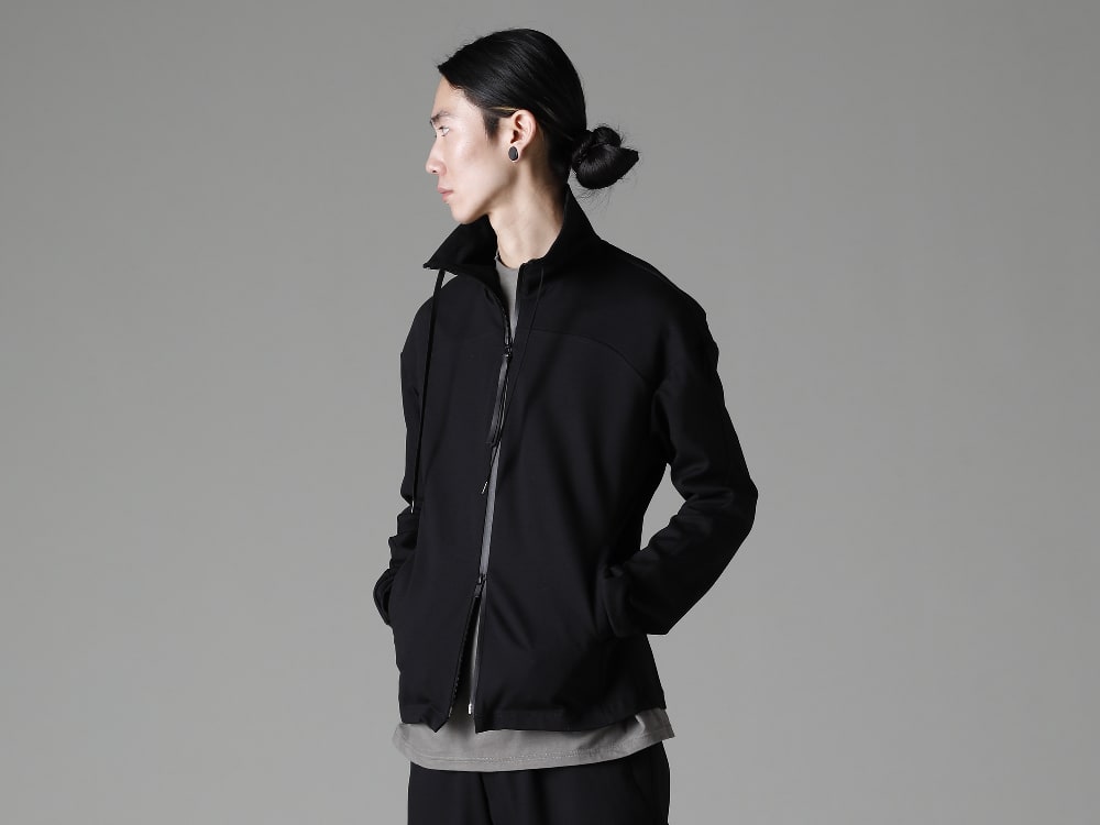 DEVOA(デヴォア) 23SS(春夏) 見た目と着心地に影響する問題点に対して計算された完成度の高さ  - JKK-DKAJ ジャケット キルトコットン / ポリエステル CSC-VPXH ハイネック トラックジャケット ストレッチ ヴィスコース CSC-SSL3-Mud-Gray ロングスリーブ コットンストレッチジャージー マッドグレー 2-006