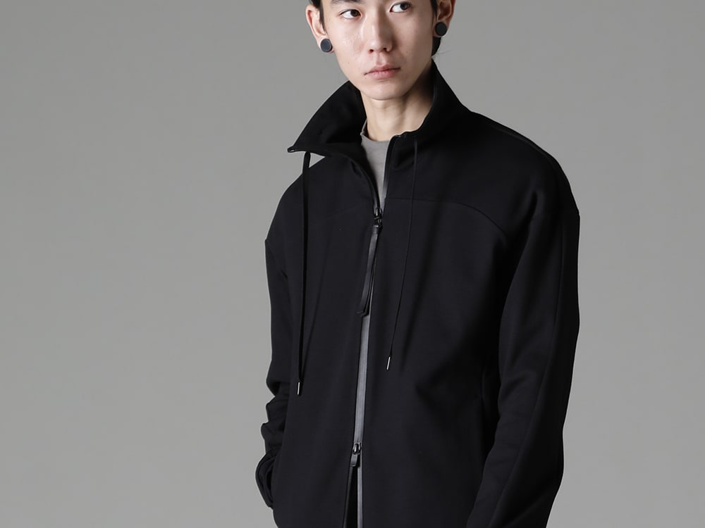 DEVOA(デヴォア) 23SS(春夏) 見た目と着心地に影響する問題点に対して計算された完成度の高さ  - JKK-DKAJ ジャケット キルトコットン / ポリエステル CSC-VPXH ハイネック トラックジャケット ストレッチ ヴィスコース CSC-SSL3-Mud-Gray ロングスリーブ コットンストレッチジャージー マッドグレー 2-007