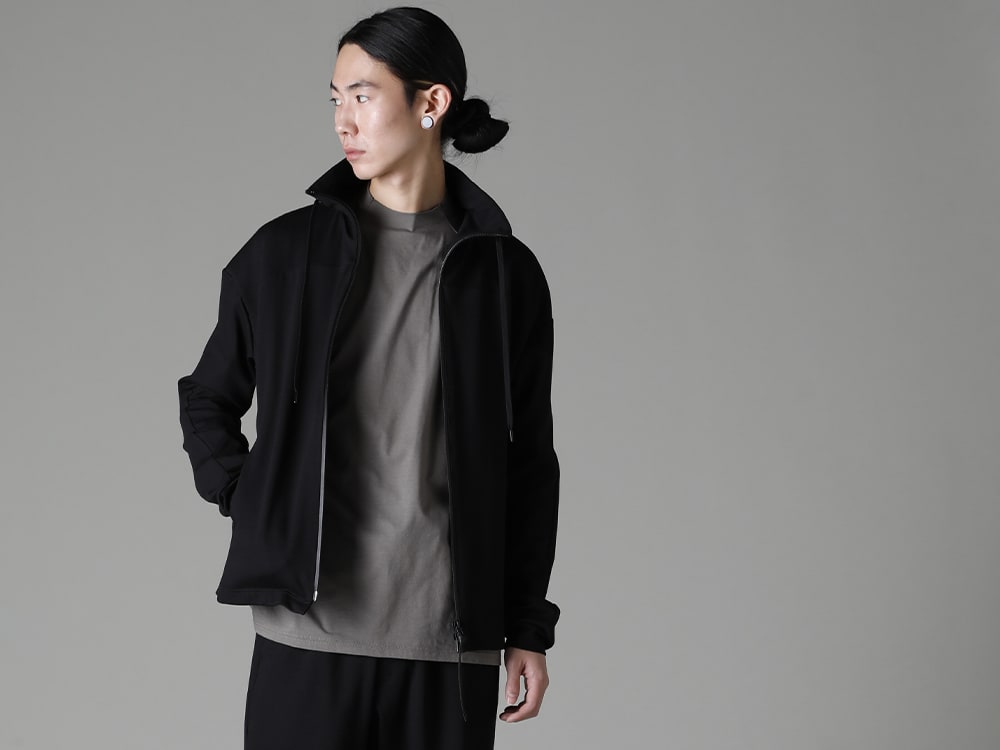 DEVOA(デヴォア) 23SS(春夏) 見た目と着心地に影響する問題点に対して計算された完成度の高さ  - JKK-DKAJ ジャケット キルトコットン / ポリエステル CSC-VPXH ハイネック トラックジャケット ストレッチ ヴィスコース CSC-SSL3-Mud-Gray ロングスリーブ コットンストレッチジャージー マッドグレー 2-008