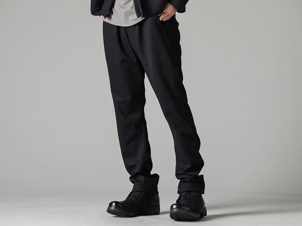 DEVOA(デヴォア) 23SS(春夏) スリムな見た目に少しのルーズさをプラスしたシルエット -  PTI-VPES スリムパンツ ストレッチビスコース BOOT4-LEATHER ブーツ4 レザー   3-001