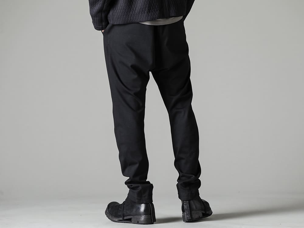 DEVOA(デヴォア) 23SS(春夏) スリムな見た目に少しのルーズさをプラスしたシルエット -  PTI-VPES スリムパンツ ストレッチビスコース BOOT4-LEATHER ブーツ4 レザー   3-003