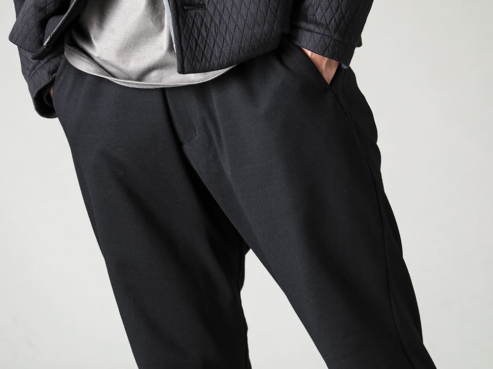 DEVOA(デヴォア) 23SS(春夏) スリムな見た目に少しのルーズさをプラスしたシルエット -  PTI-VPES スリムパンツ ストレッチビスコース BOOT4-LEATHER ブーツ4 レザー   3-004