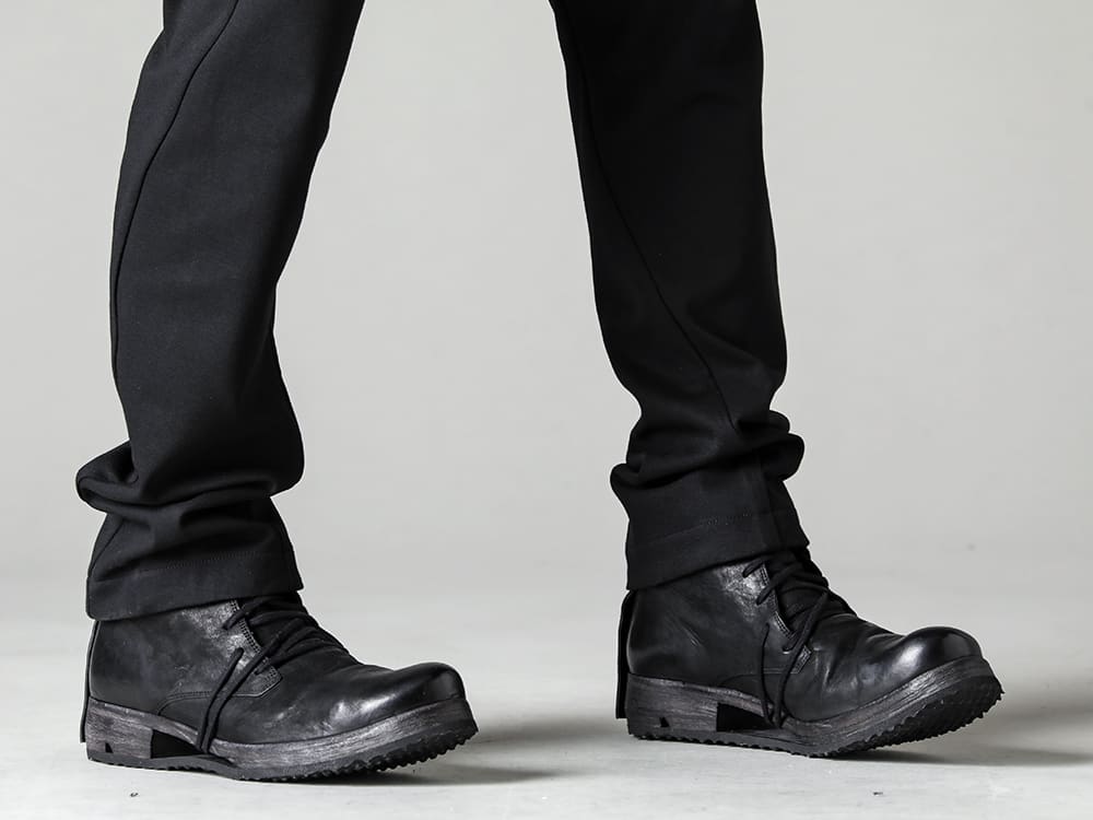 DEVOA(デヴォア) 23SS(春夏) スリムな見た目に少しのルーズさをプラスしたシルエット -  PTI-VPES スリムパンツ ストレッチビスコース BOOT4-LEATHER ブーツ4 レザー   3-004