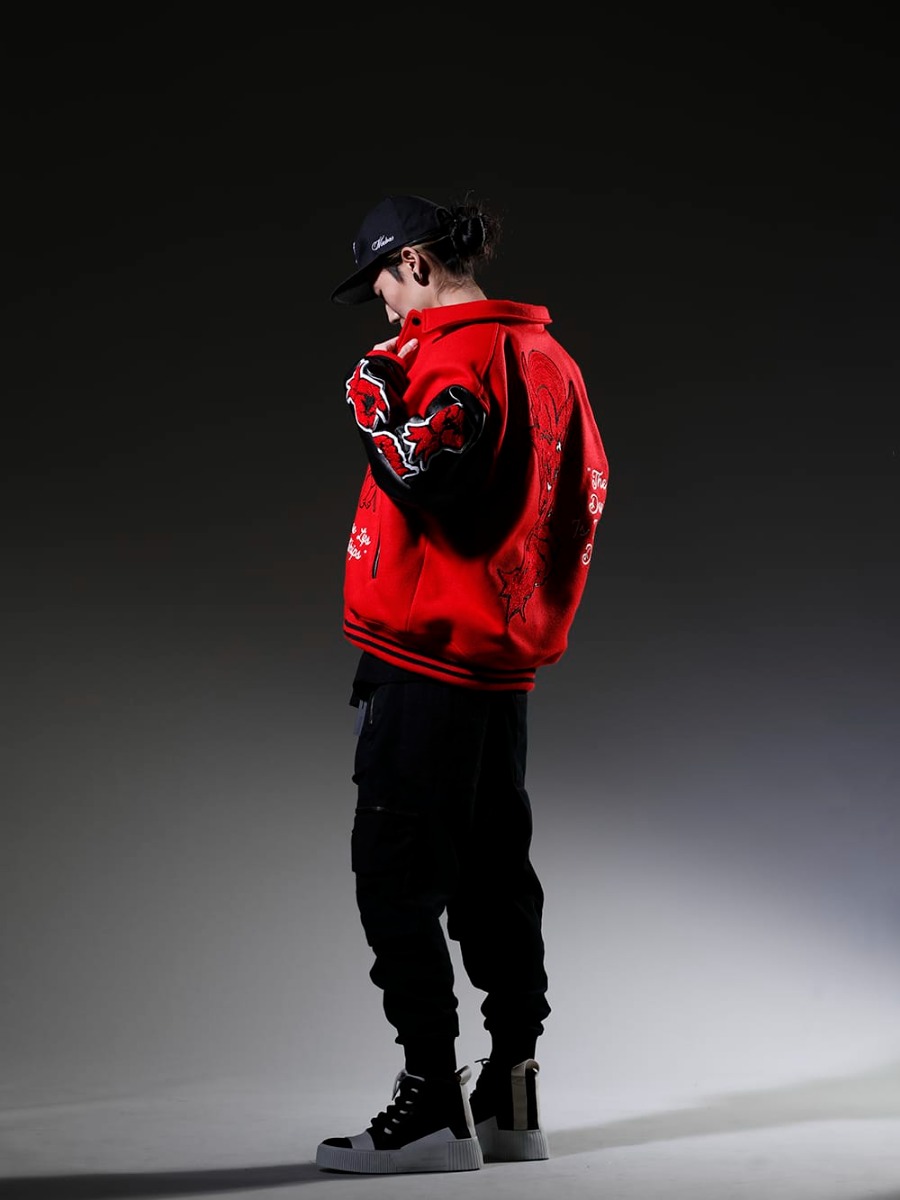SAINT MICHAEL / JULIUS / D.HYGEN / BORIS BIDJAN SABERI / NVCLEAR 2022-23AW Stadium jacket style for a timely look. -  SM-A22-0000-035(DEVIL Varsity Jacket Red) 787CUM3(DUSK Twist Tuck Short sleeve T-shirts) ST107-0723S-Black(Untwisted Fleece-Lined Drop Crotch Cargo Wide Jog Pants Black) 202-BAMBA1.1(BAMBA1.1 BLACK Y LIGHT GREY - WHITE SOLE) 817ACU15-black(Chain Necklace Black) NV_002-Black-Dye(NV LOGO FR ARMY COTTON CAP BLACK DYE) - 1-003