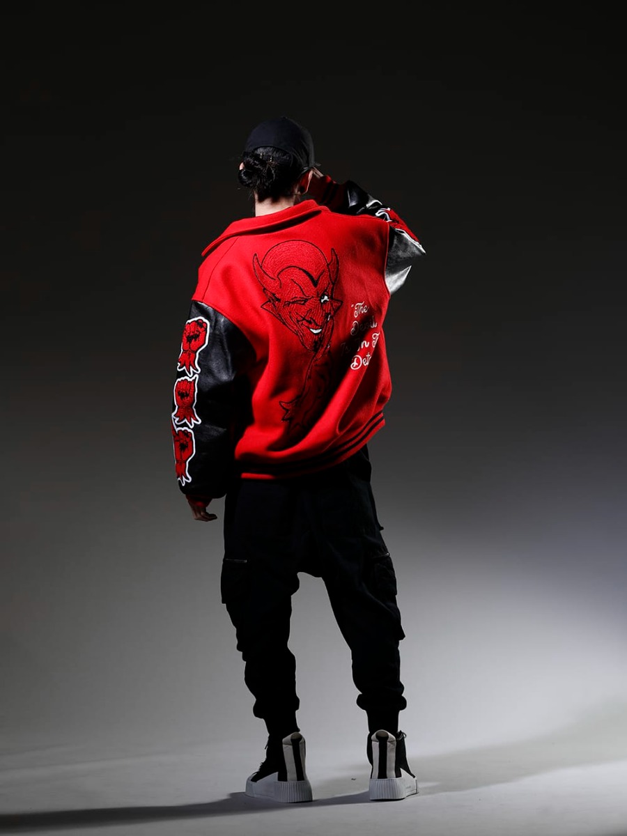 SAINT MICHAEL / JULIUS / D.HYGEN / BORIS BIDJAN SABERI / NVCLEAR 2022-23AW Stadium jacket style for a timely look. -  SM-A22-0000-035(DEVIL Varsity Jacket Red) 787CUM3(DUSK Twist Tuck Short sleeve T-shirts) ST107-0723S-Black(Untwisted Fleece-Lined Drop Crotch Cargo Wide Jog Pants Black) 202-BAMBA1.1(BAMBA1.1 BLACK Y LIGHT GREY - WHITE SOLE) 817ACU15-black(Chain Necklace Black) NV_002-Black-Dye(NV LOGO FR ARMY COTTON CAP BLACK DYE) - 1-004