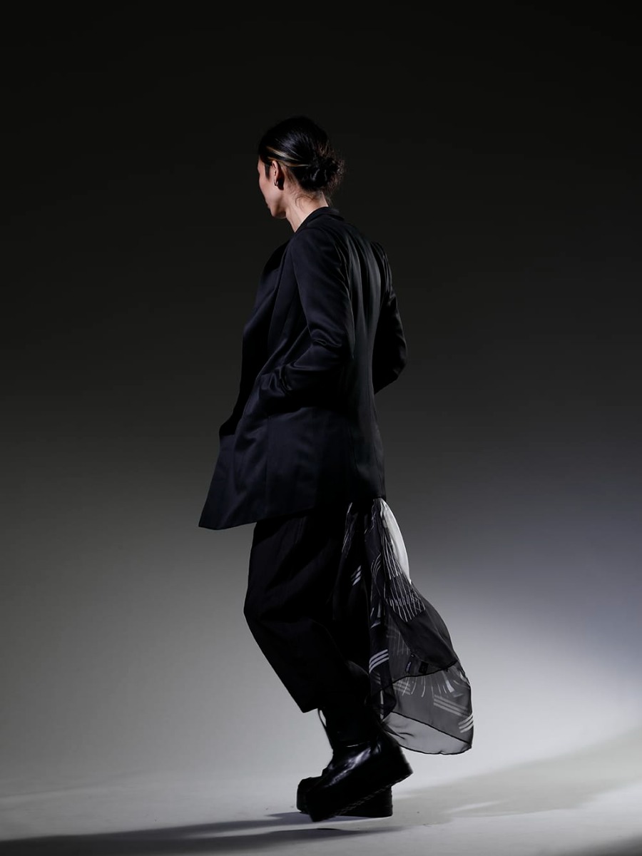 Julius 2023SS A beautiful A-line silhouette style that makes use of a bespoke jacket - 758JAM1(The R Limited 10 year anniversary MA_JULIUS Seamed Tailored Jacket) 817CPM3-Black(Cotton/Modal Jersey Front Print Short Sleeve T-Shirt Black) 817PAM15(Cupro/Cotton Twill Over Crotch Pants) 817FWM3-L(Cow Leather Platform Sneaker) 817STU1-black(Printed Silk Stole Black) 817ACU15-silver(Chain Necklace Silver) - 1-002