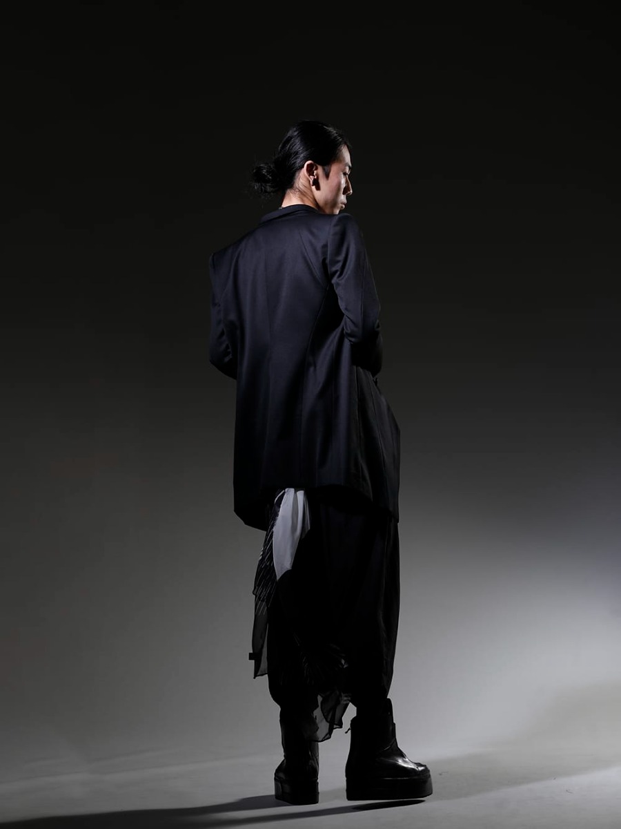 Julius 2023SS A beautiful A-line silhouette style that makes use of a bespoke jacket - 758JAM1(The R Limited 10 year anniversary MA_JULIUS Seamed Tailored Jacket) 817CPM3-Black(Cotton/Modal Jersey Front Print Short Sleeve T-Shirt Black) 817PAM15(Cupro/Cotton Twill Over Crotch Pants) 817FWM3-L(Cow Leather Platform Sneaker) 817STU1-black(Printed Silk Stole Black) 817ACU15-silver(Chain Necklace Silver) - 1-004
