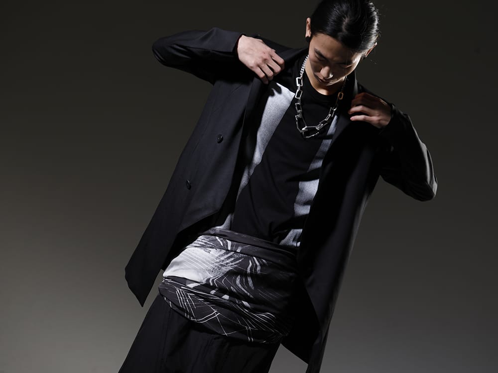 Julius 2023SS Pay attention to the waistline of this striking chain necklace and printed silk stole! - 758JAM1(The R Limited 10 year anniversary MA_JULIUS Seamed Tailored Jacket) 817CPM3-Black(Cotton/Modal Jersey Front Print Short Sleeve T-Shirt Black) 817STU1-black(Printed Silk Stole Black) 817ACU15-silver(Chain Necklace Silver) - 2-001