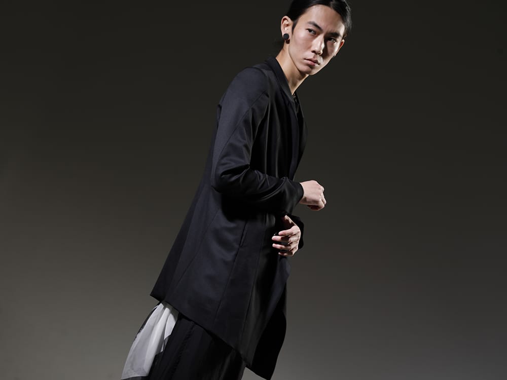 Julius 2023SS Pay attention to the waistline of this striking chain necklace and printed silk stole! - 758JAM1(The R Limited 10 year anniversary MA_JULIUS Seamed Tailored Jacket) - 2-002