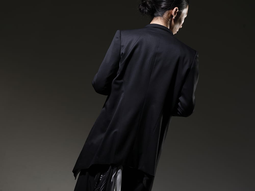 Julius 2023SS Pay attention to the waistline of this striking chain necklace and printed silk stole! - 758JAM1(The R Limited 10 year anniversary MA_JULIUS Seamed Tailored Jacket) - 2-003