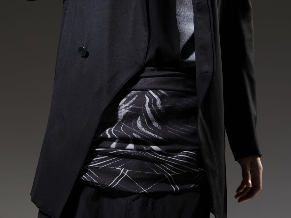 Julius 2023SS Pay attention to the waistline of this striking chain necklace and printed silk stole! - 758JAM1(The R Limited 10 year anniversary MA_JULIUS Seamed Tailored Jacket) 817CPM3-Black(Cotton/Modal Jersey Front Print Short Sleeve T-Shirt Black) 817STU1-black(Printed Silk Stole Black) - 2-005