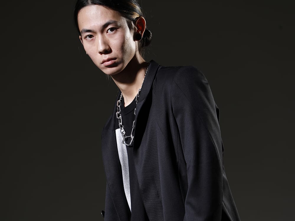 Julius 2023SS Pay attention to the waistline of this striking chain necklace and printed silk stole! - 758JAM1(The R Limited 10 year anniversary MA_JULIUS Seamed Tailored Jacket) 817CPM3-Black(Cotton/Modal Jersey Front Print Short Sleeve T-Shirt Black) 817ACU15-silver(Chain Necklace Silver) - 2-006