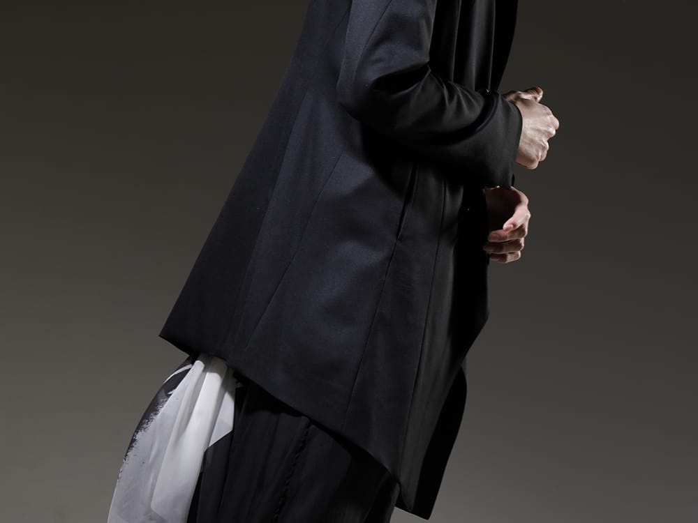 Julius 2023SS Pay attention to the waistline of this striking chain necklace and printed silk stole! - 758JAM1(The R Limited 10 year anniversary MA_JULIUS Seamed Tailored Jacket) - 2-007