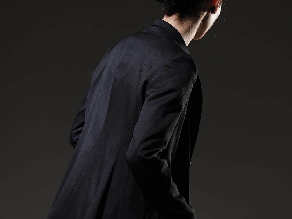 Julius 2023SS Pay attention to the waistline of this striking chain necklace and printed silk stole! - 758JAM1(The R Limited 10 year anniversary MA_JULIUS Seamed Tailored Jacket) - 2-008