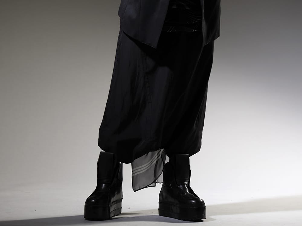 Julius 2023SS An exquisite balance between pants and shoes with a mod feel - 817PAM15(Cupro/Cotton Twill Over Crotch Pants) 817FWM3-L(Cow Leather Platform Sneaker) 817STU1-black(Printed Silk Stole Black) - 3-001