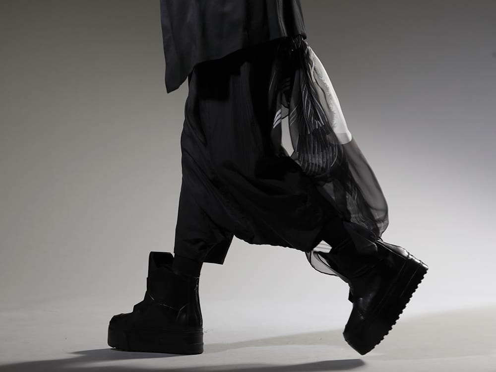 Julius 2023SS An exquisite balance between pants and shoes with a mod feel - 817PAM15(Cupro/Cotton Twill Over Crotch Pants) 817FWM3-L(Cow Leather Platform Sneaker) 817STU1-black(Printed Silk Stole Black) - 3-002