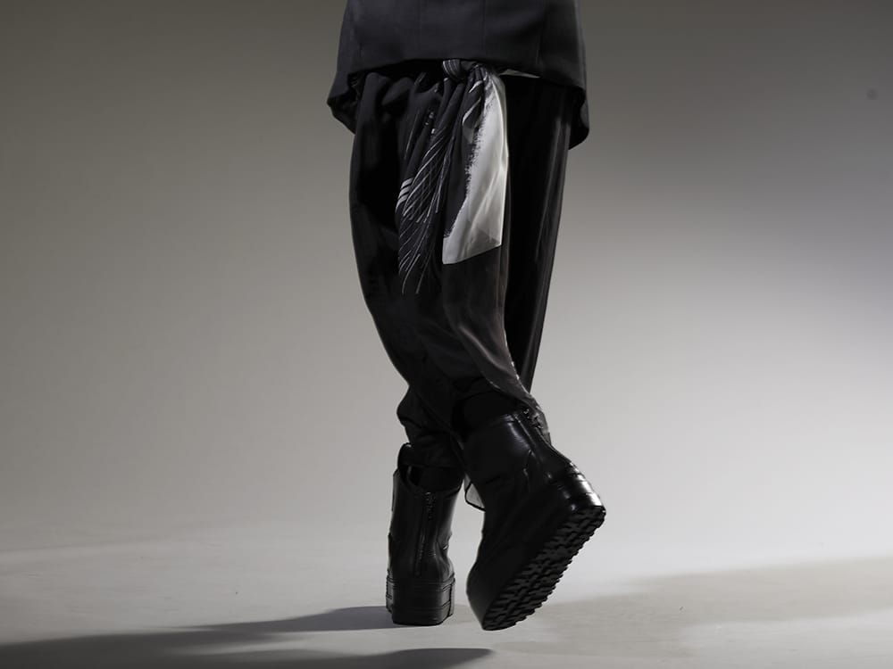 Julius 2023SS An exquisite balance between pants and shoes with a mod feel - 817PAM15(Cupro/Cotton Twill Over Crotch Pants) 817FWM3-L(Cow Leather Platform Sneaker) 817STU1-black(Printed Silk Stole Black) - 3-003