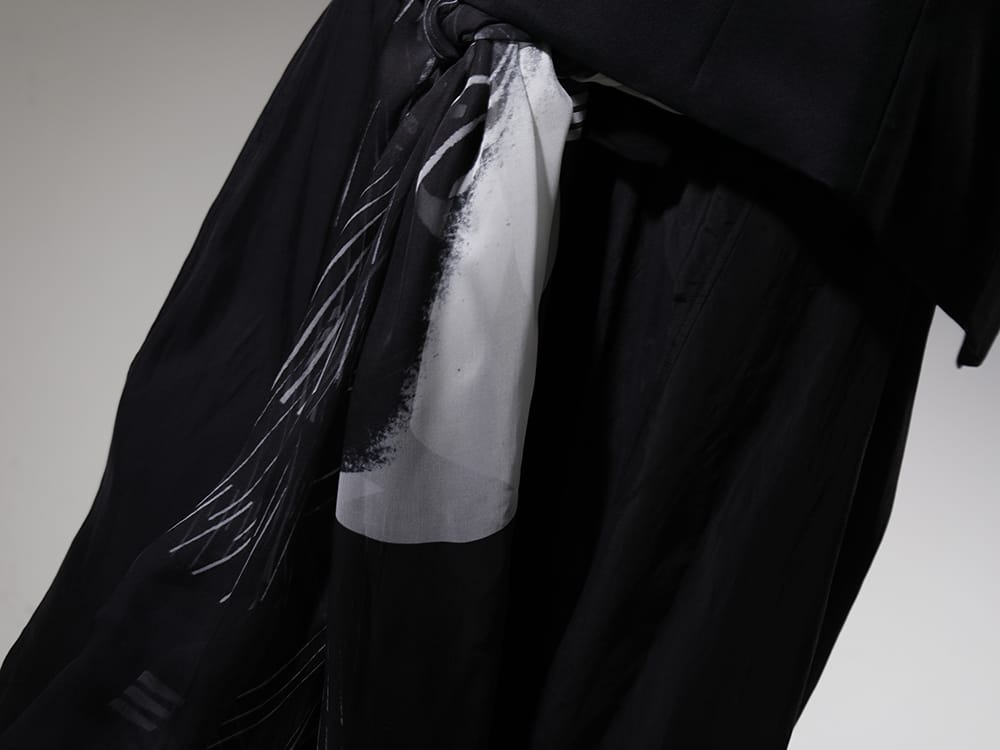 Julius 2023SS An exquisite balance between pants and shoes with a mod feel - 817PAM15(Cupro/Cotton Twill Over Crotch Pants) 817STU1-black(Printed Silk Stole Black) - 3-004