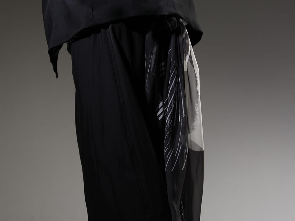 Julius 2023SS An exquisite balance between pants and shoes with a mod feel - 817PAM15(Cupro/Cotton Twill Over Crotch Pants) 817STU1-black(Printed Silk Stole Black) - 3-005