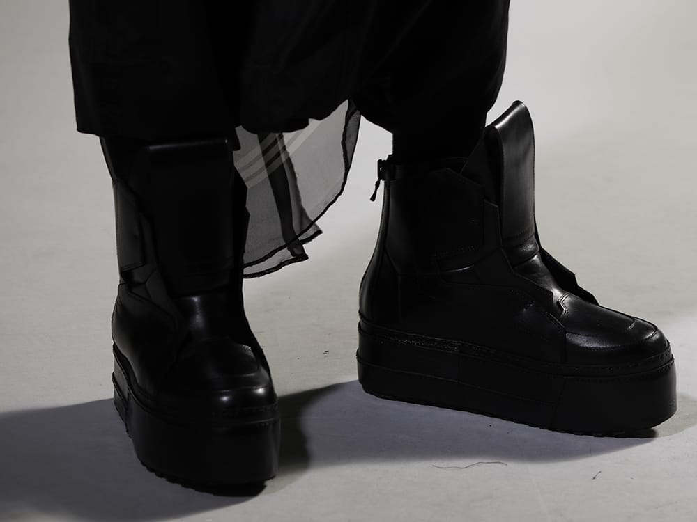 Julius 2023SS An exquisite balance between pants and shoes with a mod feel - 817FWM3-L(Cow Leather Platform Sneaker) - 3-006