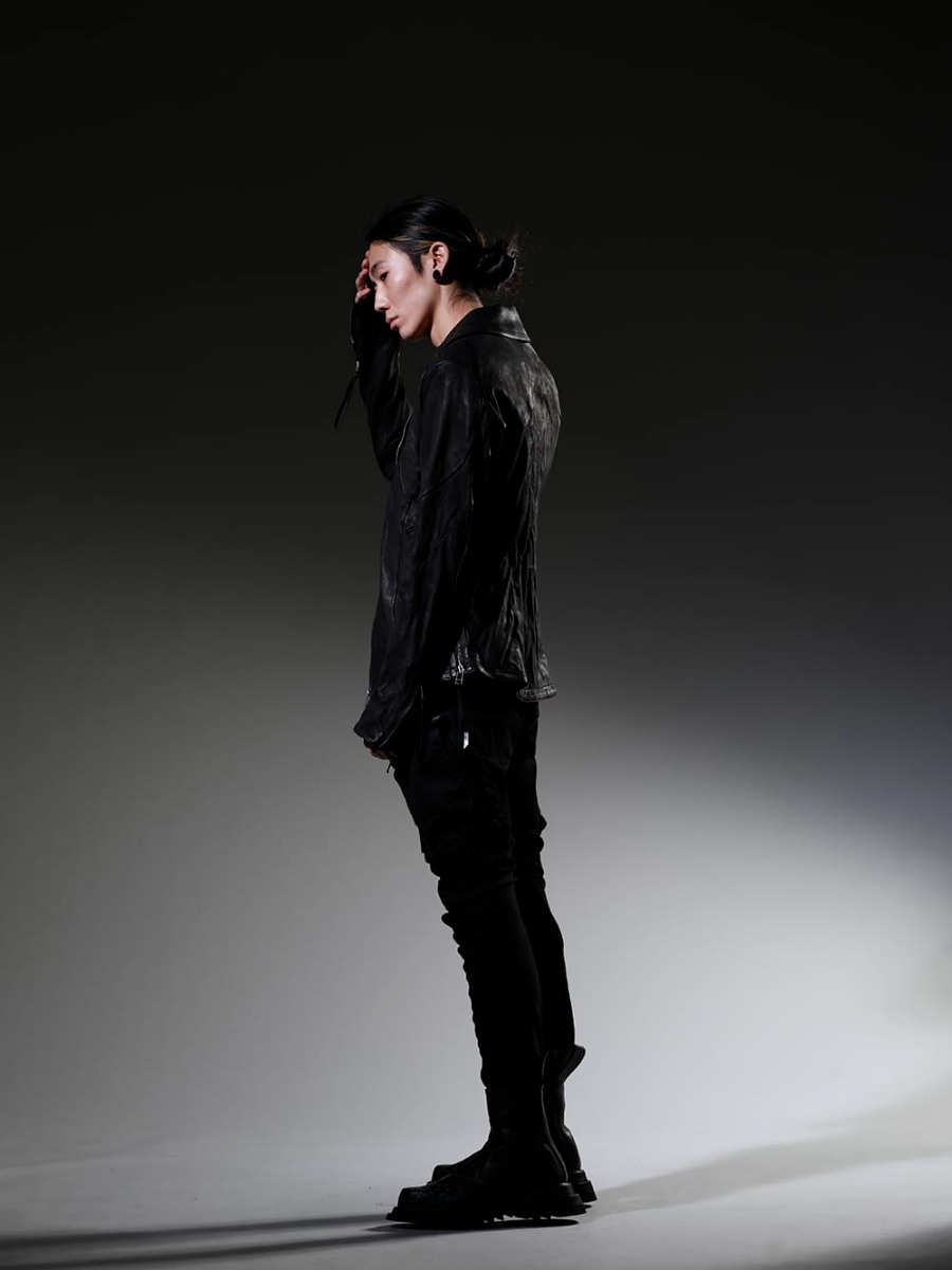 ディーハイゲン / ユリウス 2023SS 見出し1 -  ST105-0323S-Black(ジャパンカーフWライダースジャケット ブラック) 817CPM2(コットン/モダール ジャージ プリント ショートスリーブTシャツ) 807PAM6-BK(10.5oz ストレッチデニム ダメージペイント カーゴスキニーデニム) 807FWM2-P(カウスキン ペイント サイドジップブーツ) 817ACU15-black(チェーンネックレス ブラック) 819ACU1-black-silver(カウレザー ジッパーベルト ブラック × シルバー) - 1-002