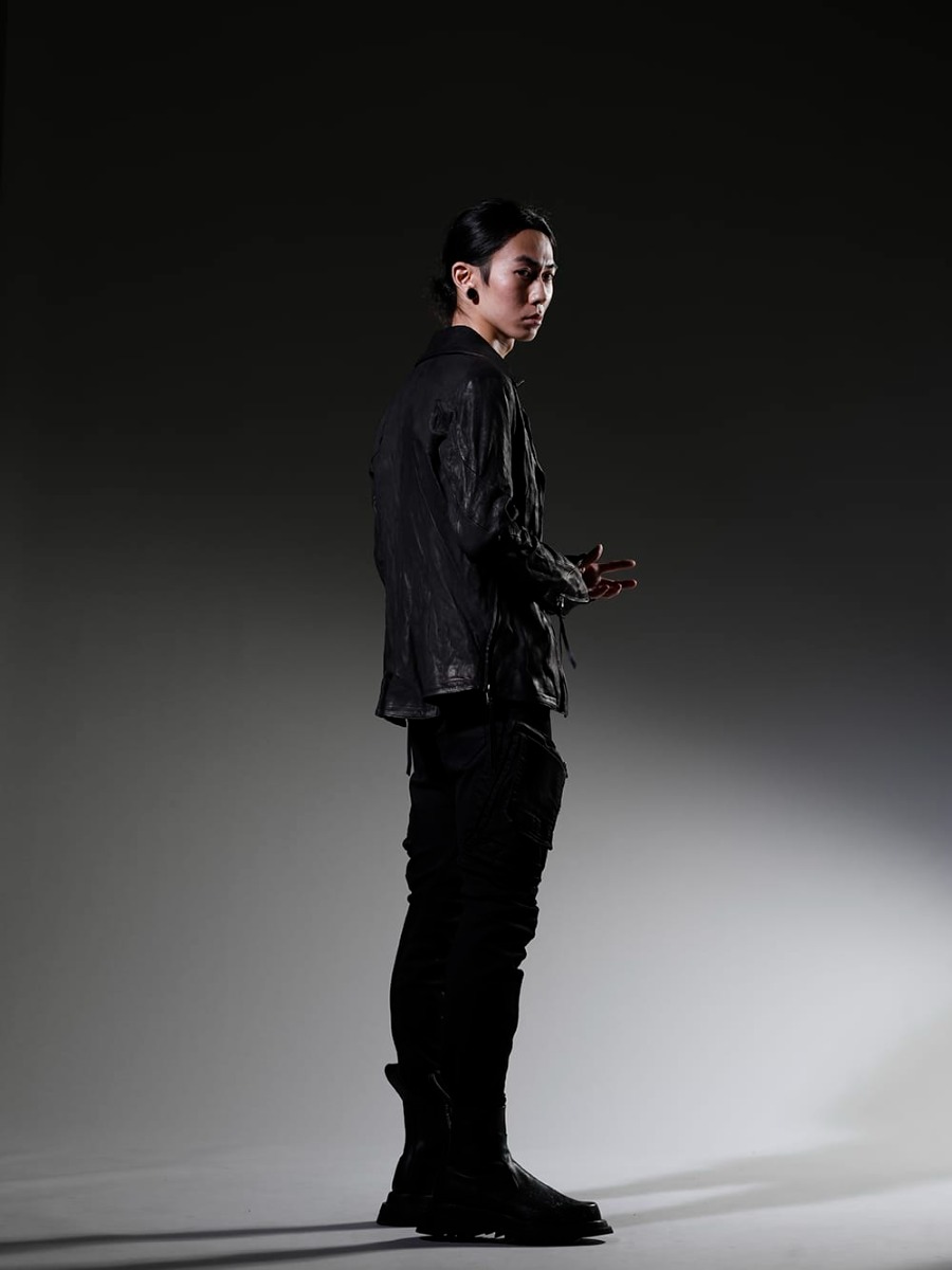 ディーハイゲン / ユリウス 2023SS 見出し1 -  ST105-0323S-Black(ジャパンカーフWライダースジャケット ブラック) 817CPM2(コットン/モダール ジャージ プリント ショートスリーブTシャツ) 807PAM6-BK(10.5oz ストレッチデニム ダメージペイント カーゴスキニーデニム) 807FWM2-P(カウスキン ペイント サイドジップブーツ) 817ACU15-black(チェーンネックレス ブラック) 819ACU1-black-silver(カウレザー ジッパーベルト ブラック × シルバー) - 1-003