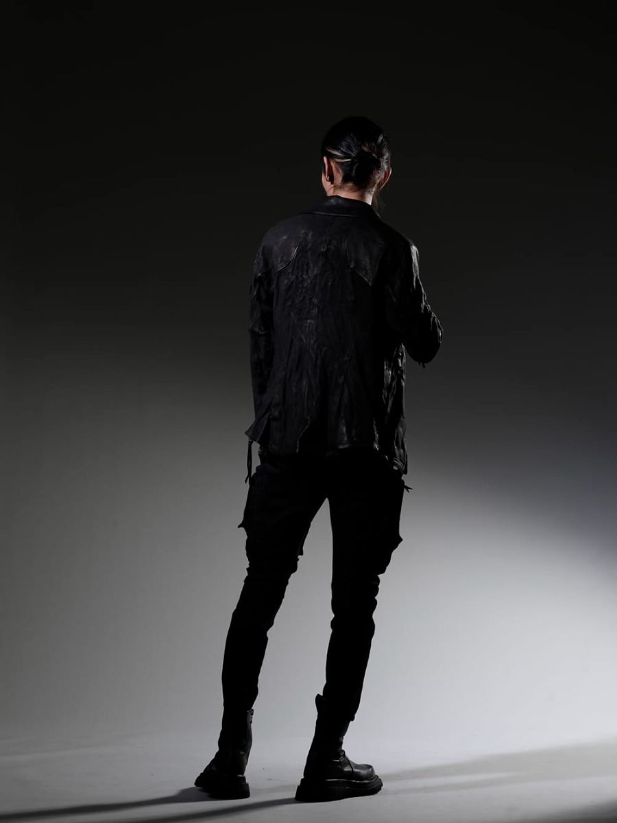 ディーハイゲン / ユリウス 2023SS 見出し1 -  ST105-0323S-Black(ジャパンカーフWライダースジャケット ブラック) 817CPM2(コットン/モダール ジャージ プリント ショートスリーブTシャツ) 807PAM6-BK(10.5oz ストレッチデニム ダメージペイント カーゴスキニーデニム) 807FWM2-P(カウスキン ペイント サイドジップブーツ) 817ACU15-black(チェーンネックレス ブラック) 819ACU1-black-silver(カウレザー ジッパーベルト ブラック × シルバー) - 1-004