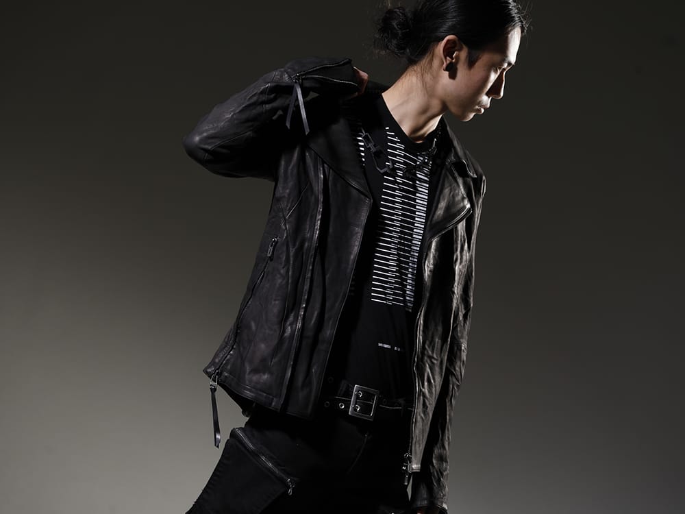 ディーハイゲン / ユリウス 2023SS 見出し2 - ST105-0323S-Black(ジャパンカーフWライダースジャケット ブラック) 817CPM2(コットン/モダール ジャージ プリント ショートスリーブTシャツ) 817ACU15-black(チェーンネックレス ブラック) - 2-001