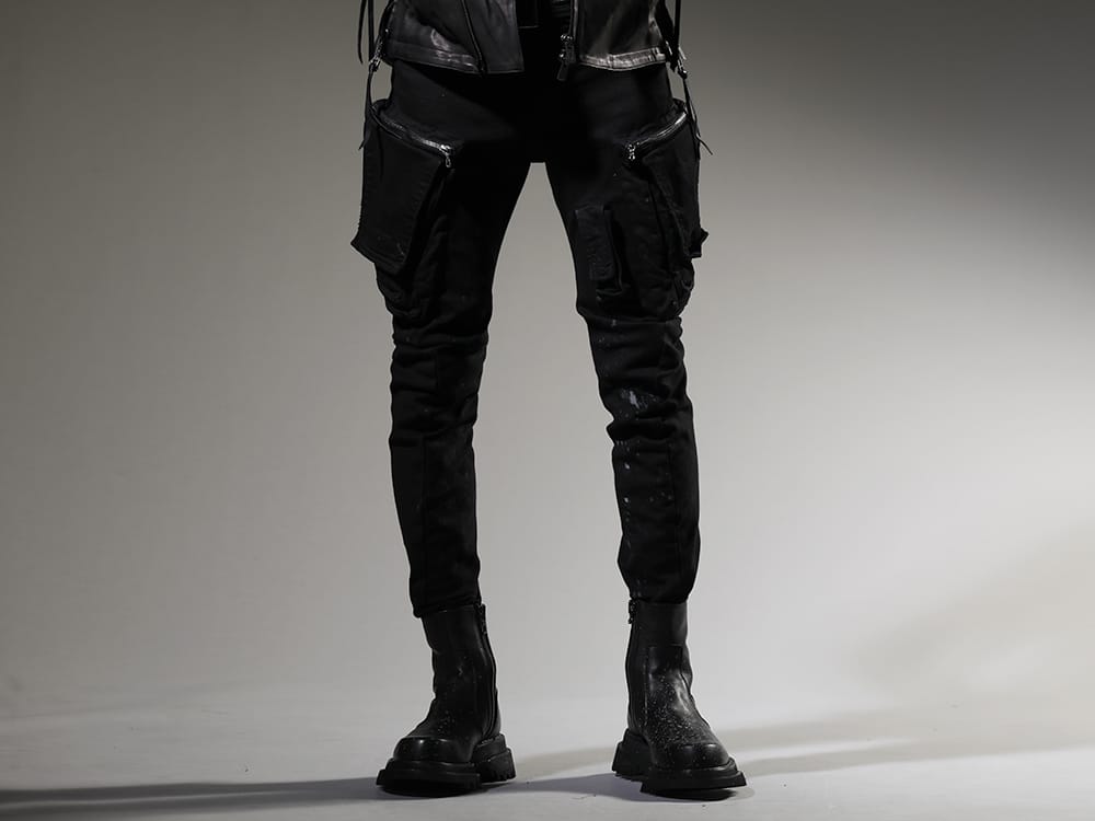 ユリウス 2023SS 見出し3 - 807PAM6-BK(10.5oz ストレッチデニム ダメージペイント カーゴスキニーデニム) 819ACU1-black-silver(カウレザー ジッパーベルト ブラック × シルバー) 807FWM2-P(カウスキン ペイント サイドジップブーツ) - 3-001