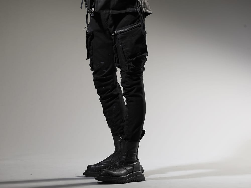 ユリウス 2023SS 見出し3 - 807PAM6-BK(10.5oz ストレッチデニム ダメージペイント カーゴスキニーデニム) 819ACU1-black-silver(カウレザー ジッパーベルト ブラック × シルバー) 807FWM2-P(カウスキン ペイント サイドジップブーツ) - 3-002