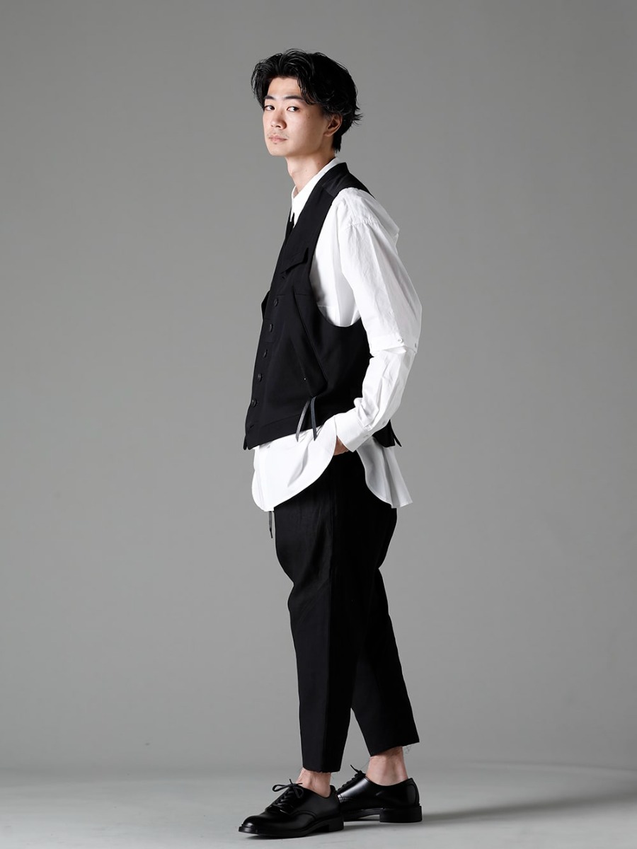 The Viridi-anne(ザ ヴィリジアン) 23SS(春夏) スタイリング クラシックテイストを軸にしたモノトーンのスタイリング - VI-3567-06-Black フラグメント ベスト ブラック VI-3581-02 デタッチャブル シャツ VI-3568-04-Black フラグメント ドロップクロッチ トラウザー ブラックIH-22SS-S001-RCレザーシューズ  1-003