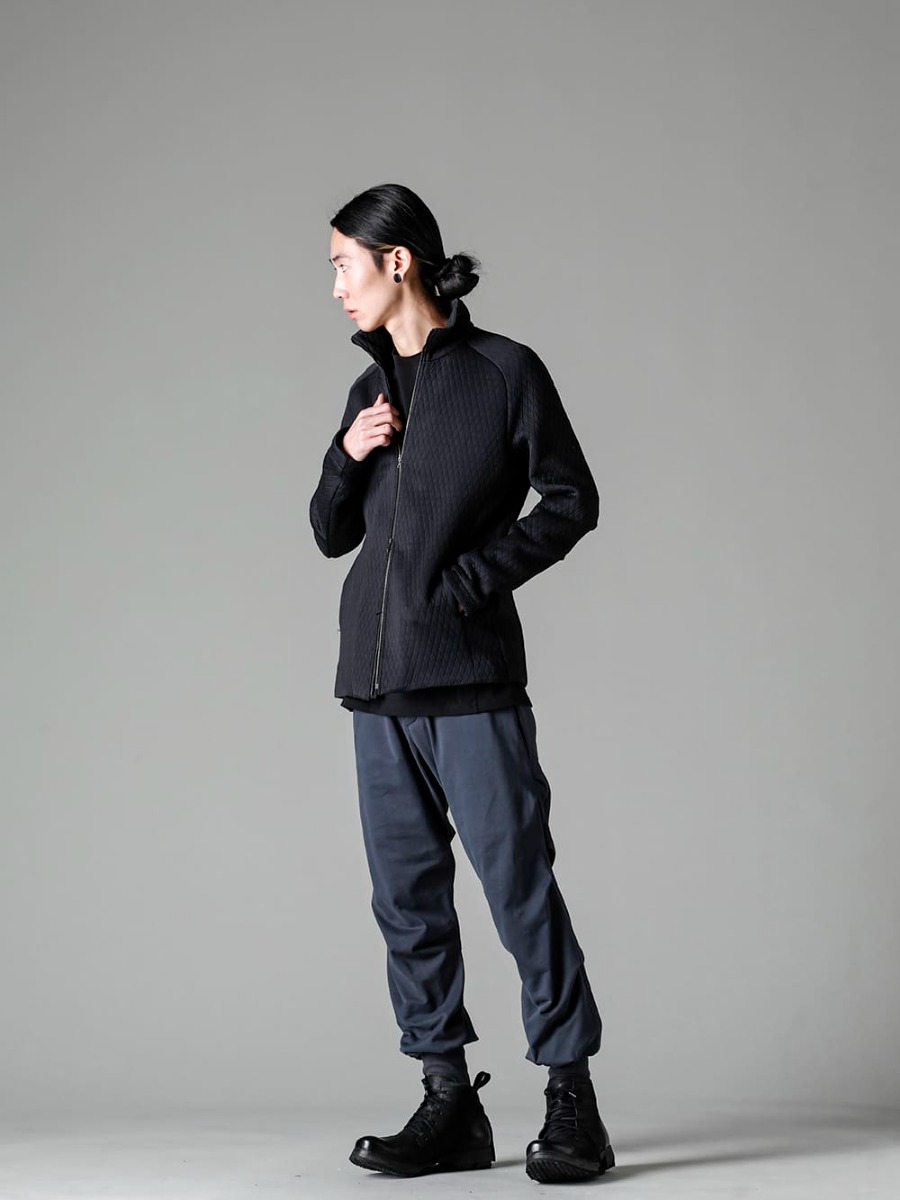 DEVOA 23SS styling - Simple styling of items that can create atmosphere with easy dressing. - JKI-DKSW ドリズラージャケット キルトコットン / ポリエステル CSC-SSB3-Black プリントロングスリーブ コットンストレッチジャージー ブラック PTN-AGCJ-Blue-Gray ジョガーパンツ コットンジャージー ブルーグレー BOOT4-LEATHER ブーツ4 レザー 1-002