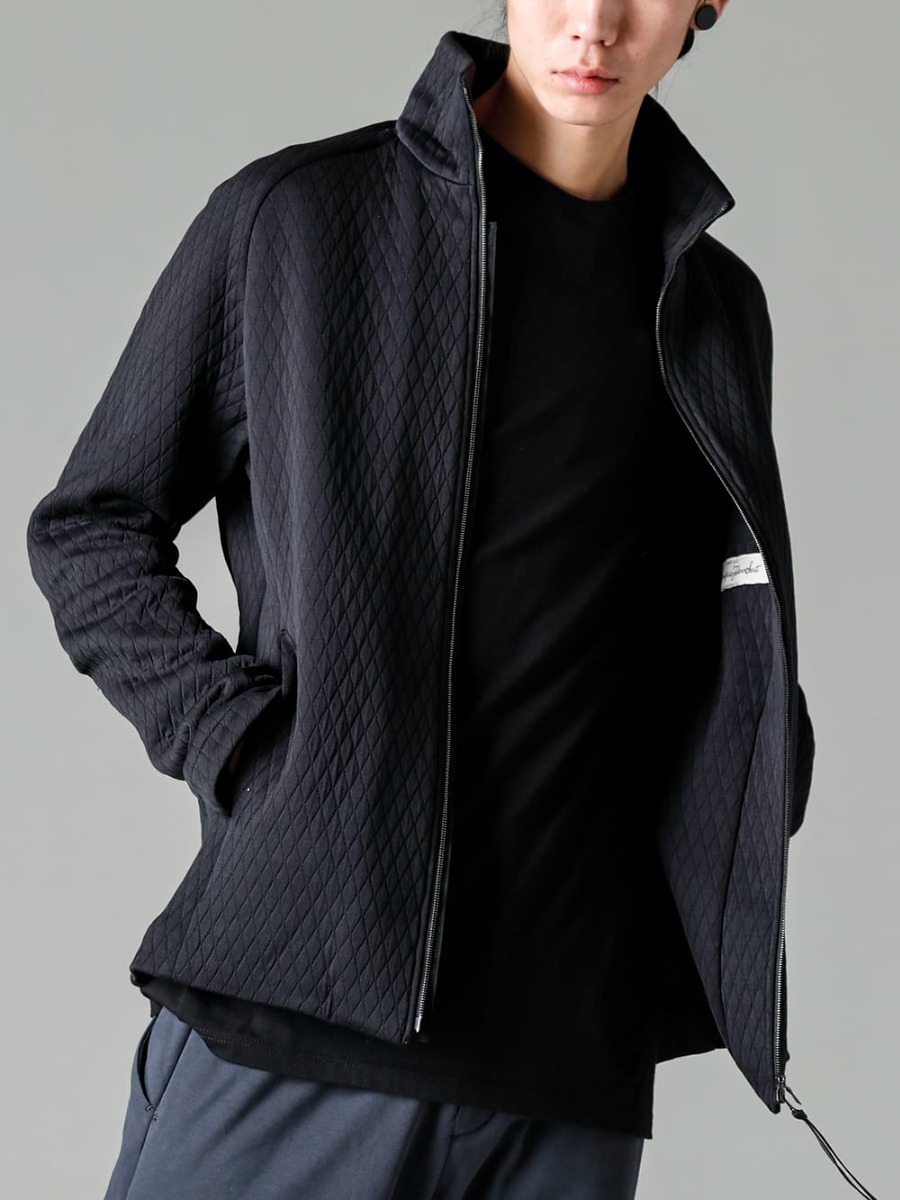 DEVOA 23SS Simple design directly utilizes the expression of the material.  - JKI-DKSW ドリズラージャケット キルトコットン / ポリエステル CSC-SSB3-Black プリントロングスリーブ コットンストレッチジャージー ブラック 2-006