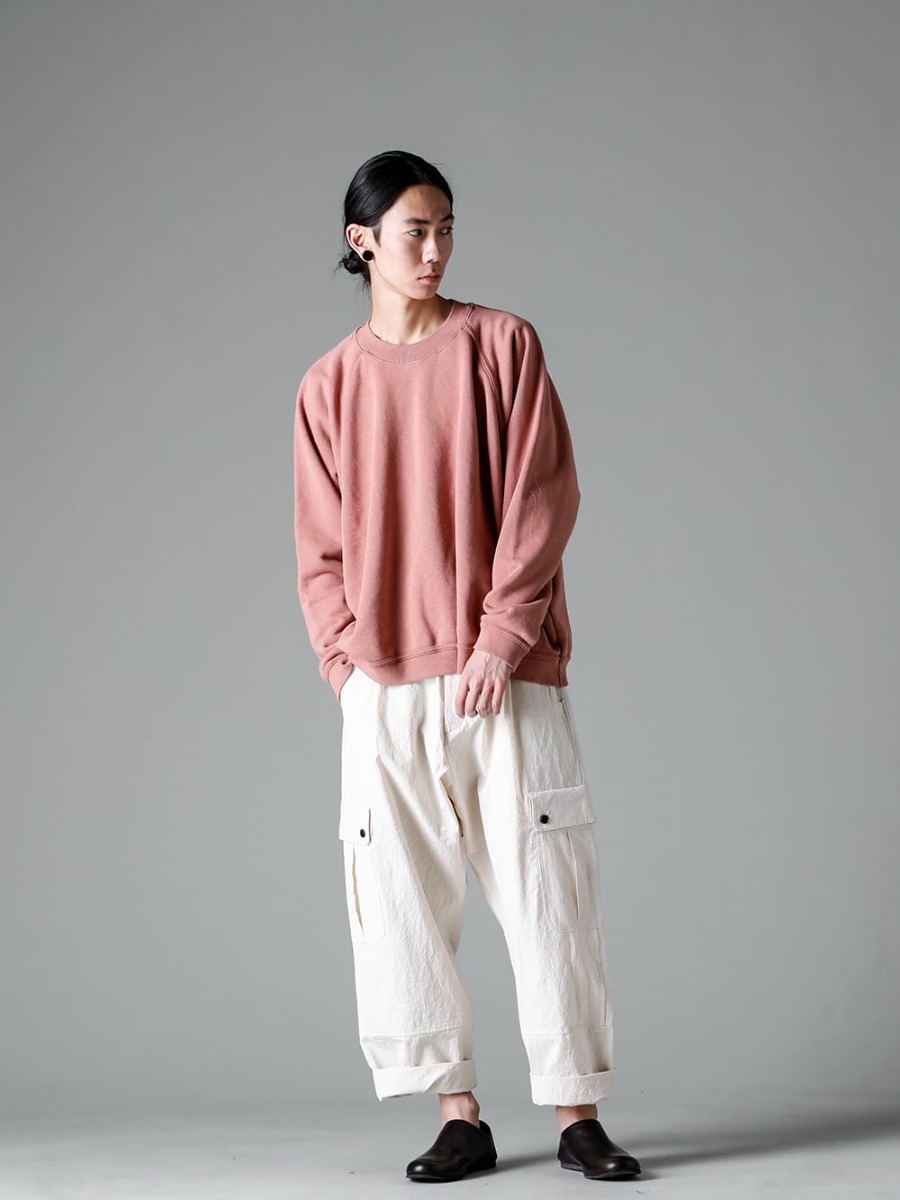 O PROJECT 23SS - 画像の詳細(スタイリング全体の詳細) Relaxation is the theme of this sweatshirt style. - O15SW1-OLD-PINK CREW NECK SWEAT OLD PINK O15TR3-KINARI CARGO TROUSERS KINARI Fine Canvas 81111-5PO04 JAN JAN VAN ESSCHE X PETROSOLAUM Babouche 1-001