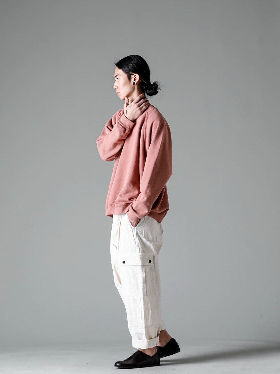 O PROJECT 23SS Relaxation is the theme of this sweatshirt style. - O15SW1-OLD-PINK CREW NECK SWEAT OLD PINK O15TR3-KINARI CARGO TROUSERS KINARI Fine Canvas 81111-5PO04 JAN JAN VAN ESSCHE X PETROSOLAUM Babouche 1-002
