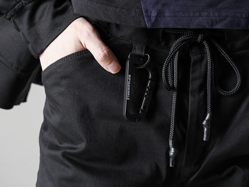 RIPVANWINKLE 2023SS Note the deep color, dust black, of the Line Slim Easy Pants. - RW-508 - Line Slim Easy Dust Black
 - RW-525 - Tactical Carabiner  3-003