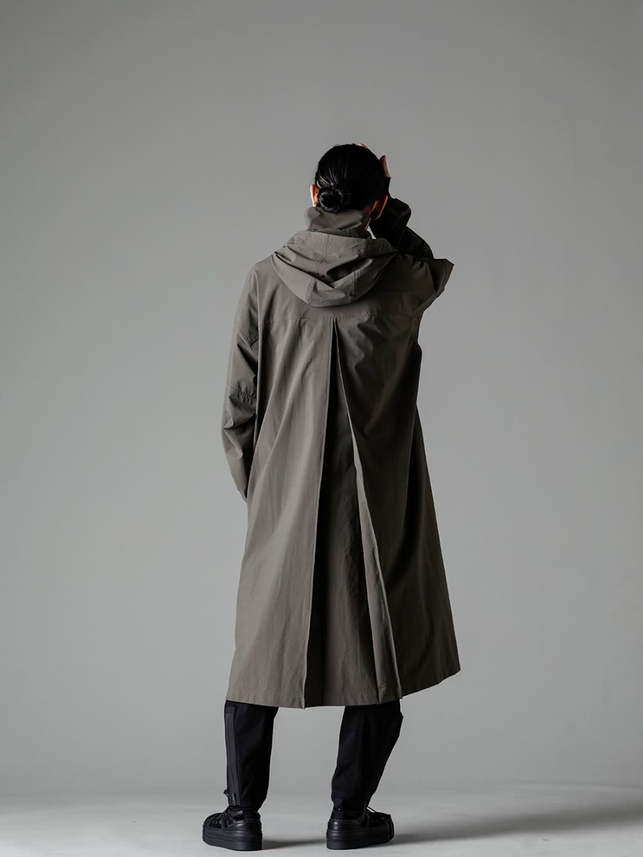 The Viridi-anne(ザ ヴィリジアン) / ACRONYM(アクロニウム) 23SS(春夏) スタイリング ロングコートを主役に柔らかい雰囲気を - VI-3560-06-Dark-Olive 撥水加工 ストレッチ フーデッドコート ダークオリーブ VI-3587-07 レイヤード リブ セーター P41-DS Articulated Cargo Pants VI-3555-09-Black スニーカー ブラック 1-003