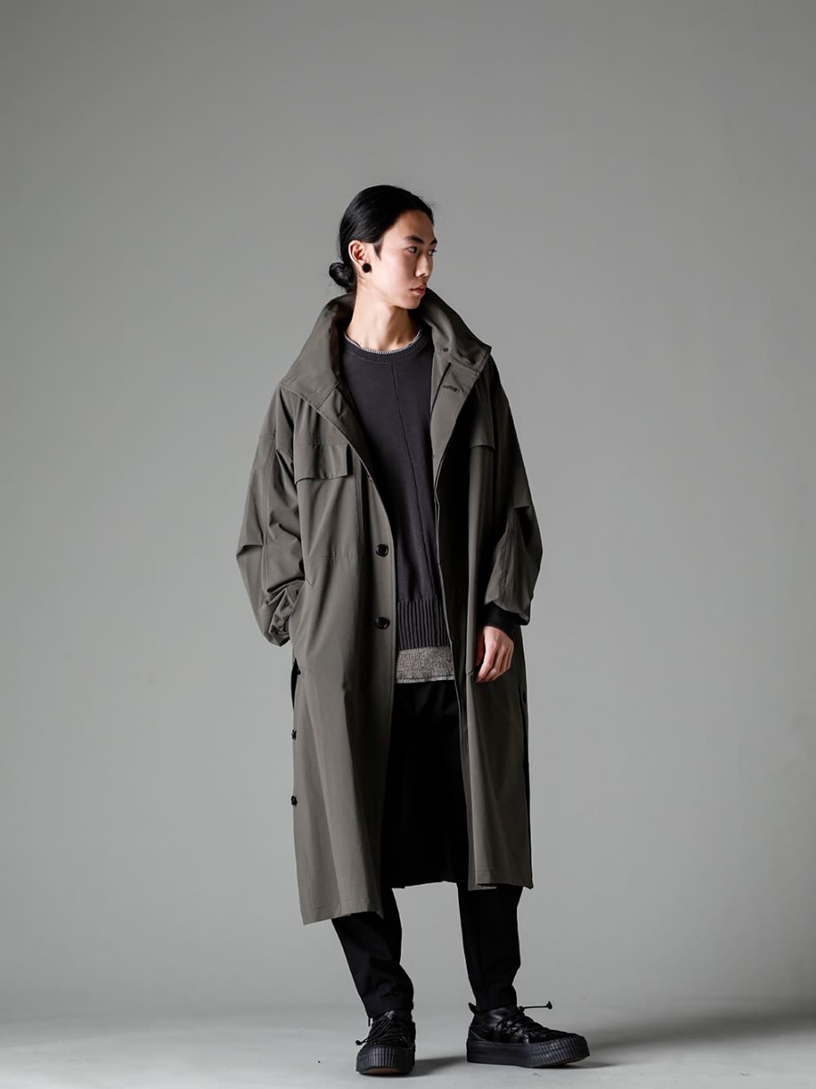 The Viridi-anne(ザ ヴィリジアン) / ACRONYM(アクロニウム) 23SS(春夏) スタイリング ロングコートを主役に柔らかい雰囲気を - VI-3560-06-Dark-Olive 撥水加工 ストレッチ フーデッドコート ダークオリーブ VI-3587-07 レイヤード リブ セーター P41-DS Articulated Cargo Pants VI-3555-09-Black スニーカー ブラック 1-004