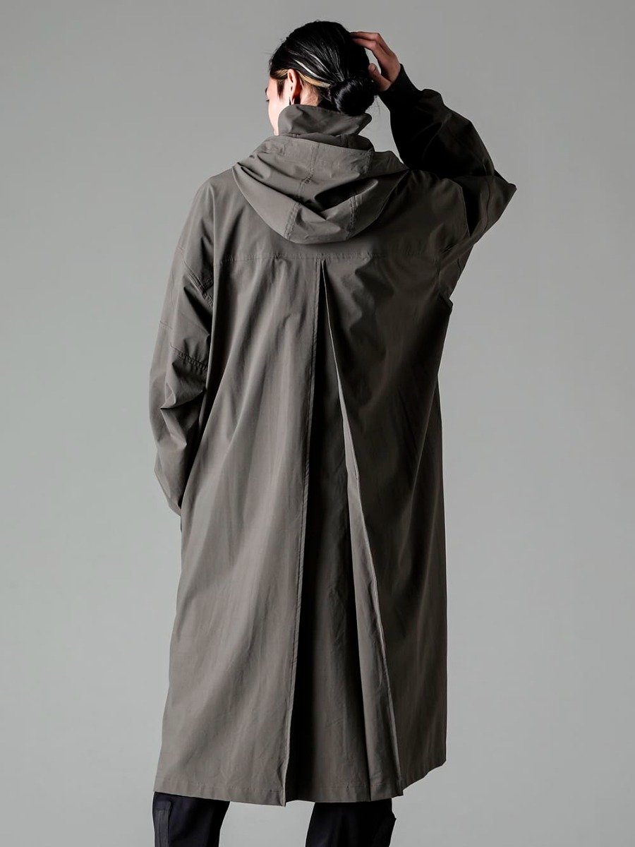 The Viridi-anne(ザ ヴィリジアン) / ACRONYM(アクロニウム) 23SS(春夏) メリハリの効いたデザインのバランスも秀逸  - VI-3560-06-Dark-Olive 撥水加工 ストレッチ フーデッドコート ダークオリーブ VI-3587-07 レイヤード リブ セーター P41-DS  2-002