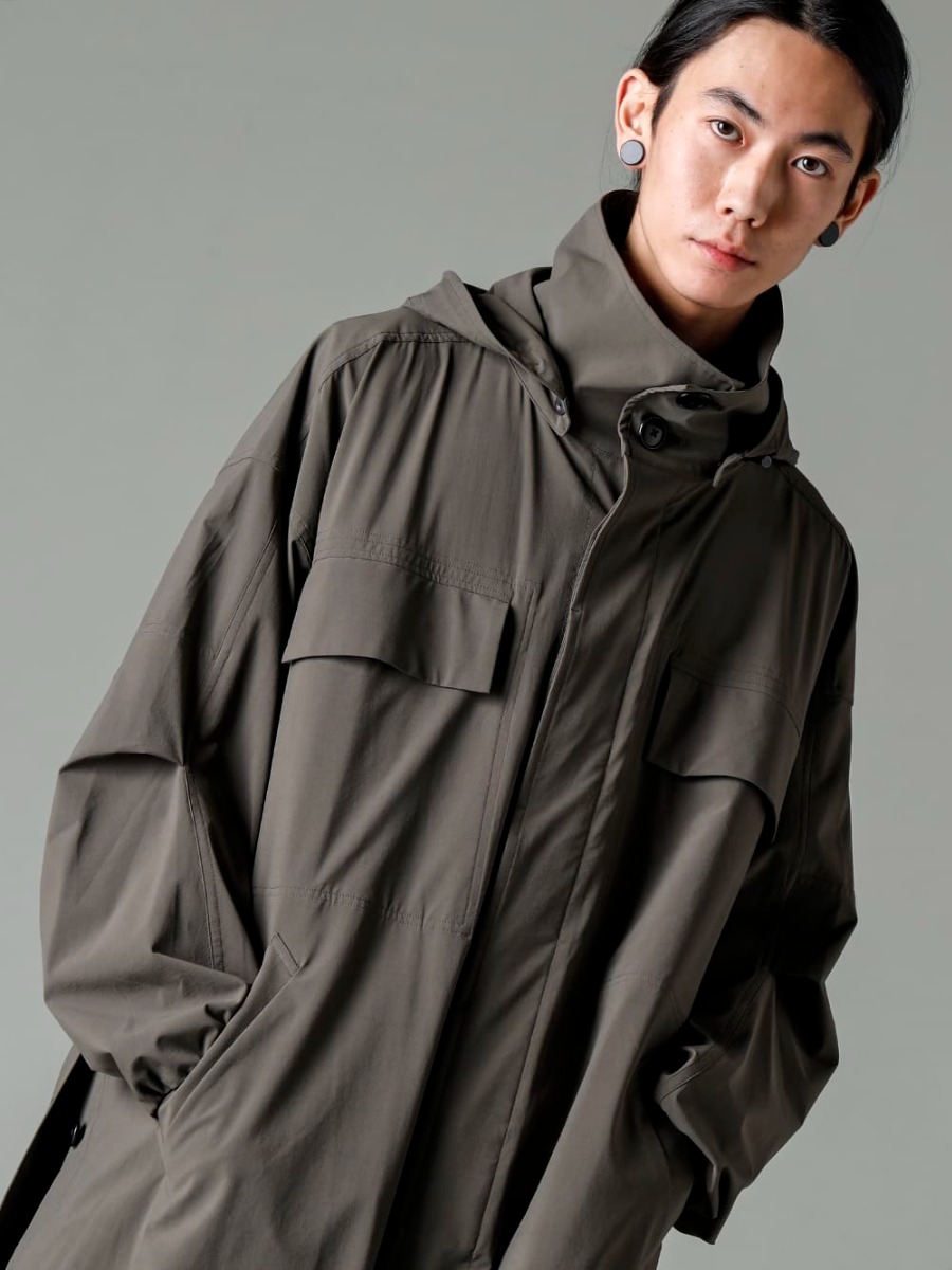 The Viridi-anne(ザ ヴィリジアン) / ACRONYM(アクロニウム) 23SS(春夏) メリハリの効いたデザインのバランスも秀逸  - VI-3560-06-Dark-Olive 撥水加工 ストレッチ フーデッドコート ダークオリーブ VI-3587-07 レイヤード リブ セーター P41-DS  2-003