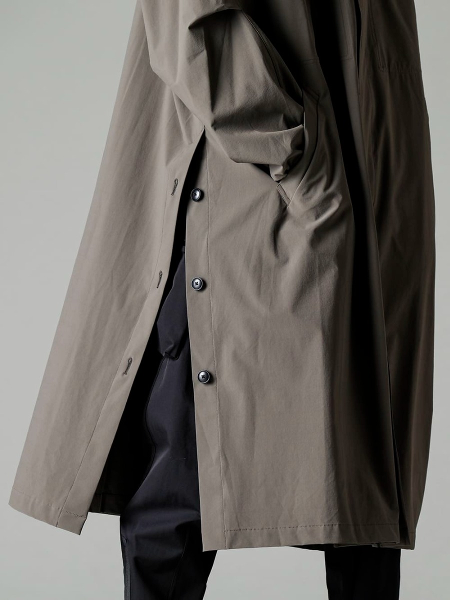 The Viridi-anne(ザ ヴィリジアン) / ACRONYM(アクロニウム) 23SS(春夏) メリハリの効いたデザインのバランスも秀逸  - VI-3560-06-Dark-Olive 撥水加工 ストレッチ フーデッドコート ダークオリーブ VI-3587-07 レイヤード リブ セーター P41-DS  2-004